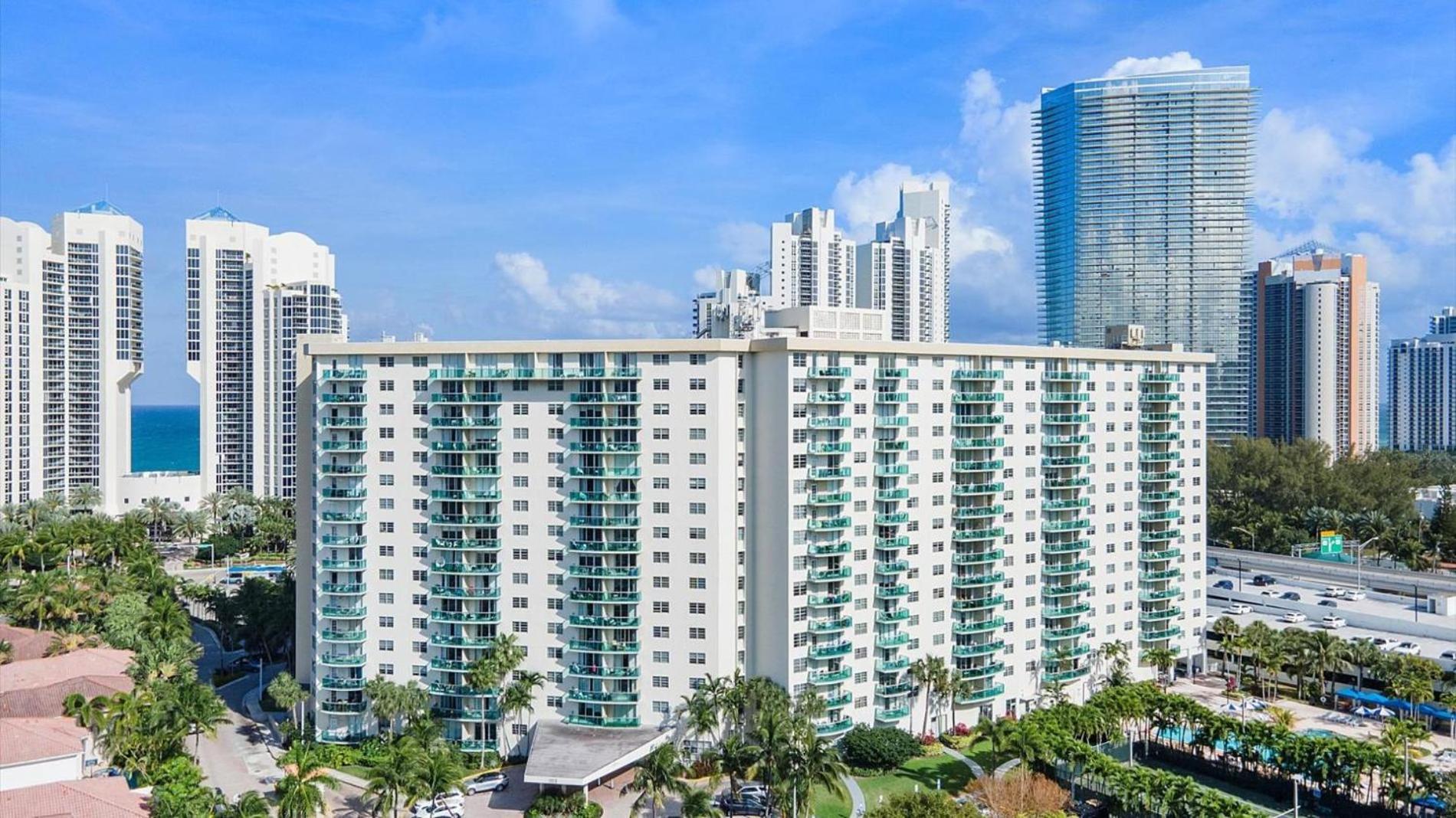 Ocean Reserve Luxury Condos Across From Sunny Isles Beach Miami Beach Exterior foto